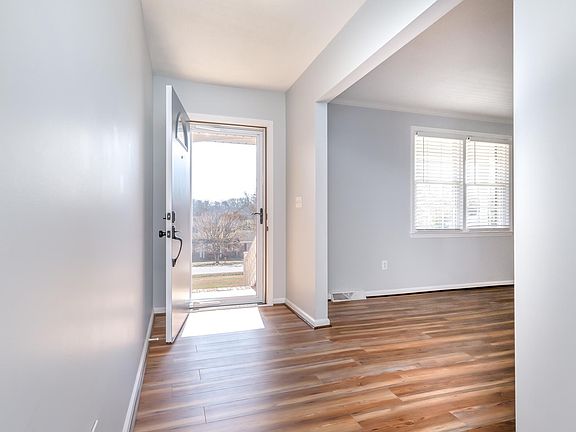 4th image of 404 Knollwood Dr