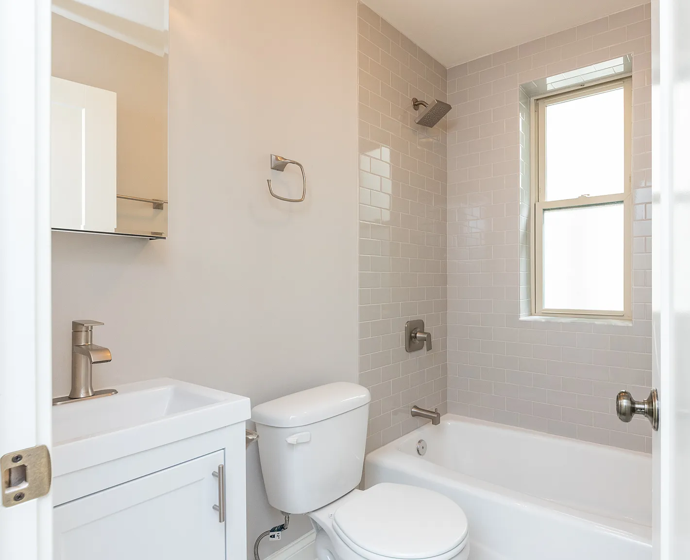 638 W Wrightwood Ave — Photo 2