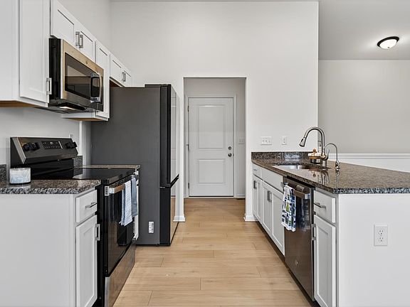 4th image of 3764 Scarlet Oak Dr