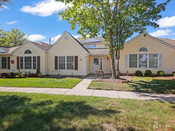 162 Goldfinch Dr, Monroe Township, NJ 08831