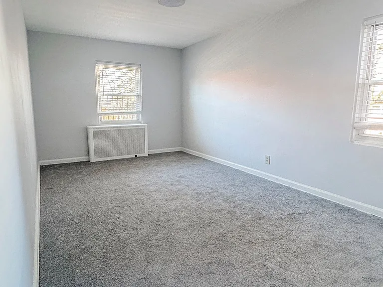 Lexington Garden Apartment — Photo 25