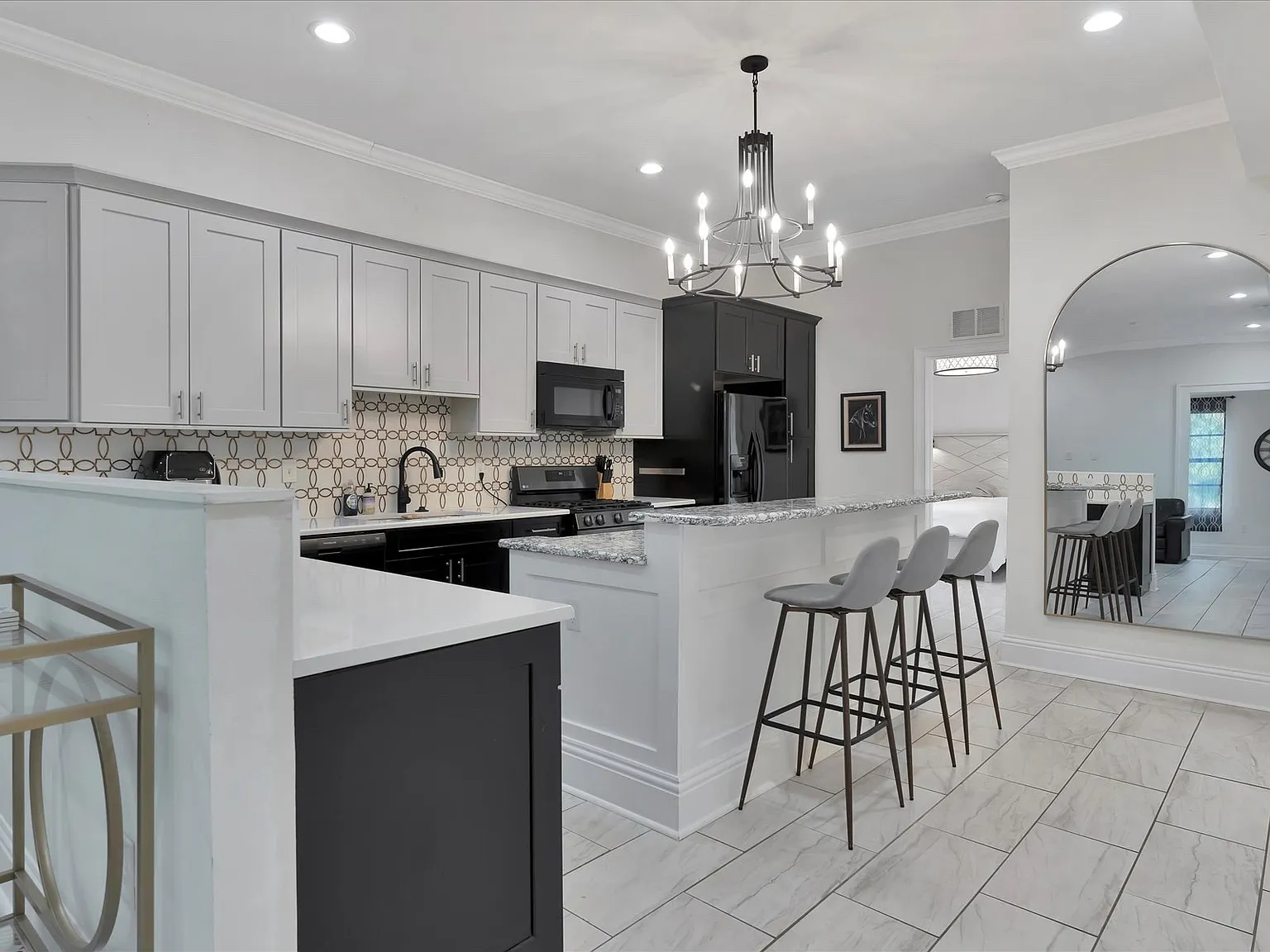 1805 N Mitchell Ave — Photo 2