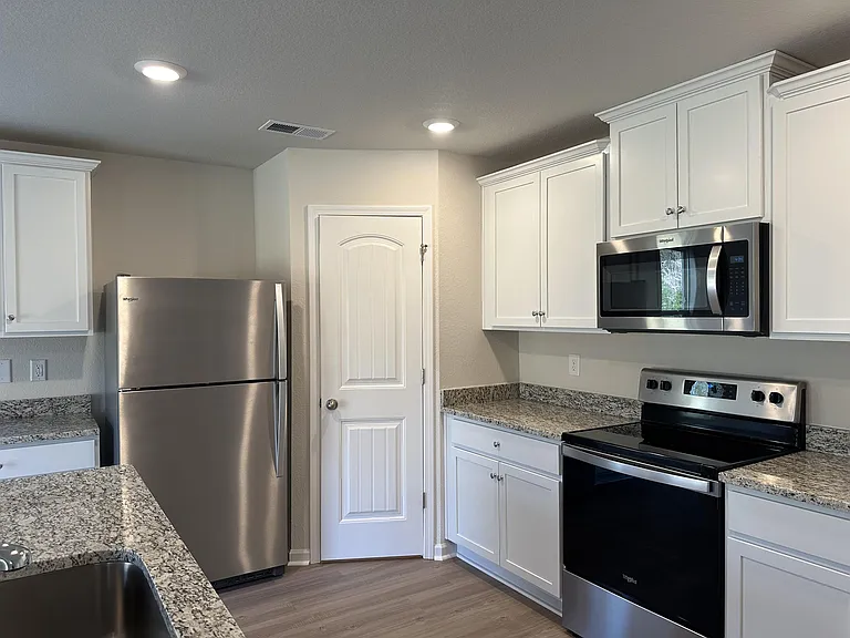 3003 Crescent Lake Ln — Photo 6