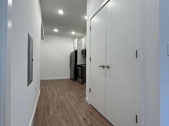 Spacious entry way into kitch