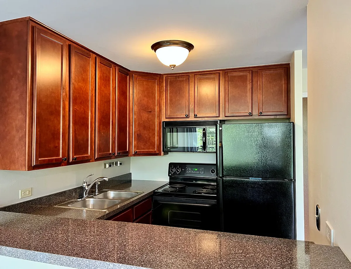 Building Photo - 5900 Oakwood Dr #3F