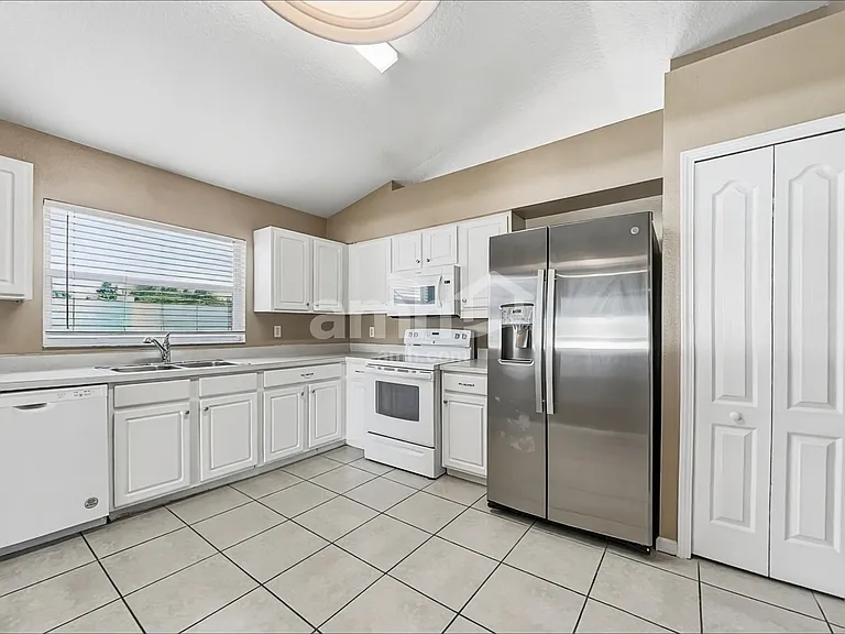 1107 Summer Breeze Dr — Photo 3
