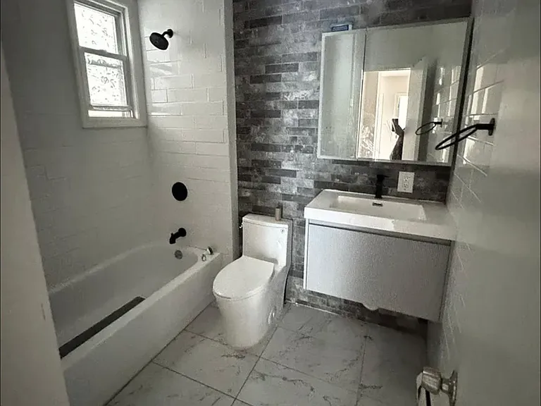 114 W 7th St #1G — Photo 5