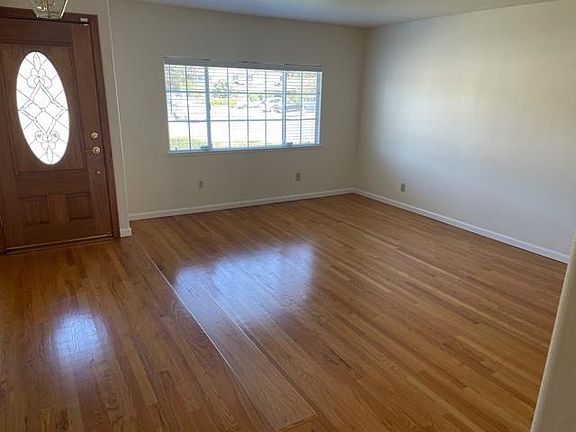 4th image of 3212 Catalina Ave