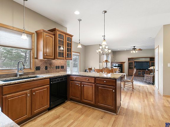 4th image of 7915 Nob Hill Rd