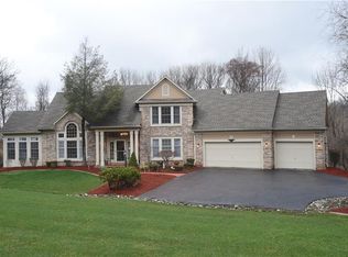7 Vineyard Hl, Fairport, NY 14450