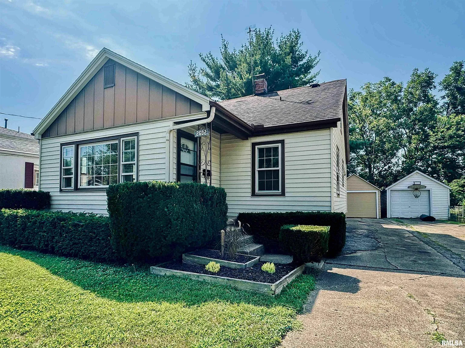 2602 W Heading Ave photo 1