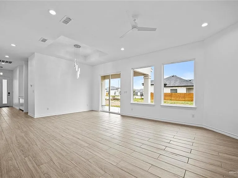 2716 E Conroe Rd — Photo 5