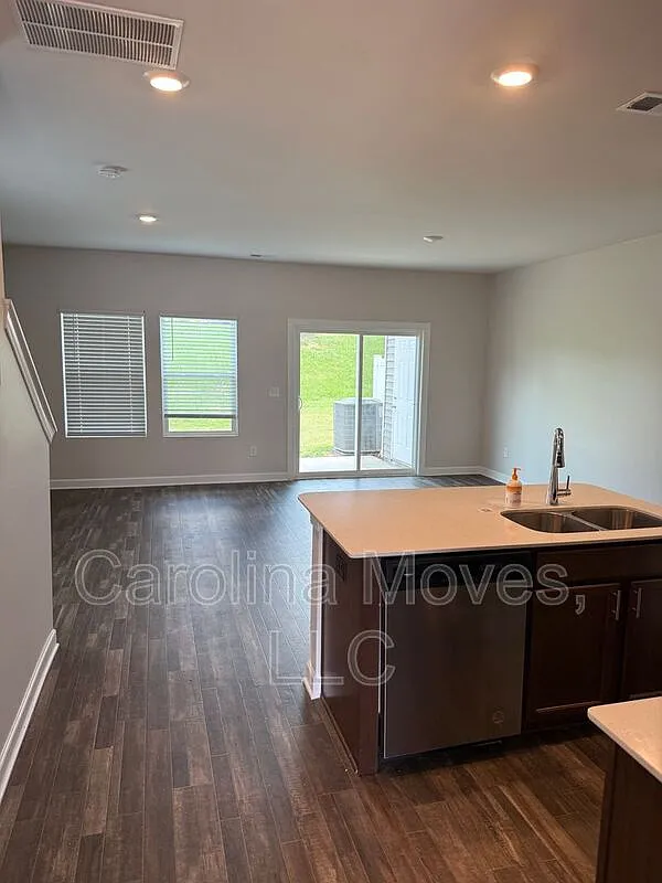 3 bed, 2.5 bath, 1597 sqft, $1,650 — Photo 4