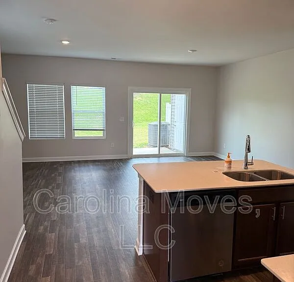 206 Telford Dr — Photo 4