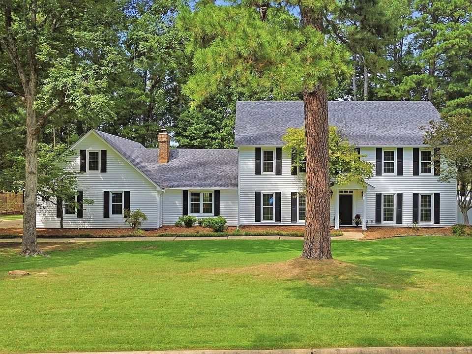 1st image of 19 Club Manor Dr
