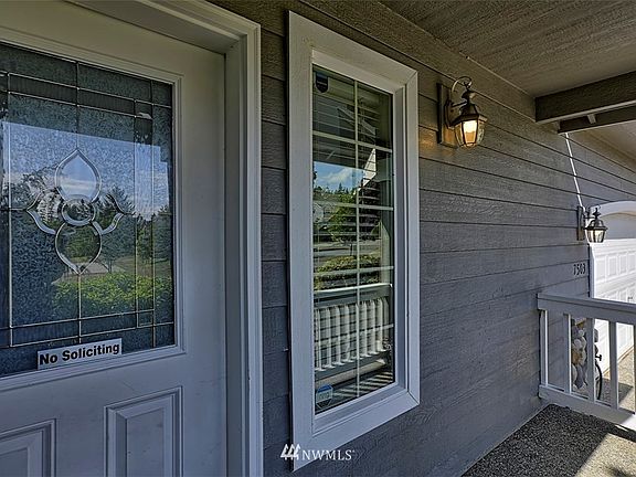 Covered front porch!