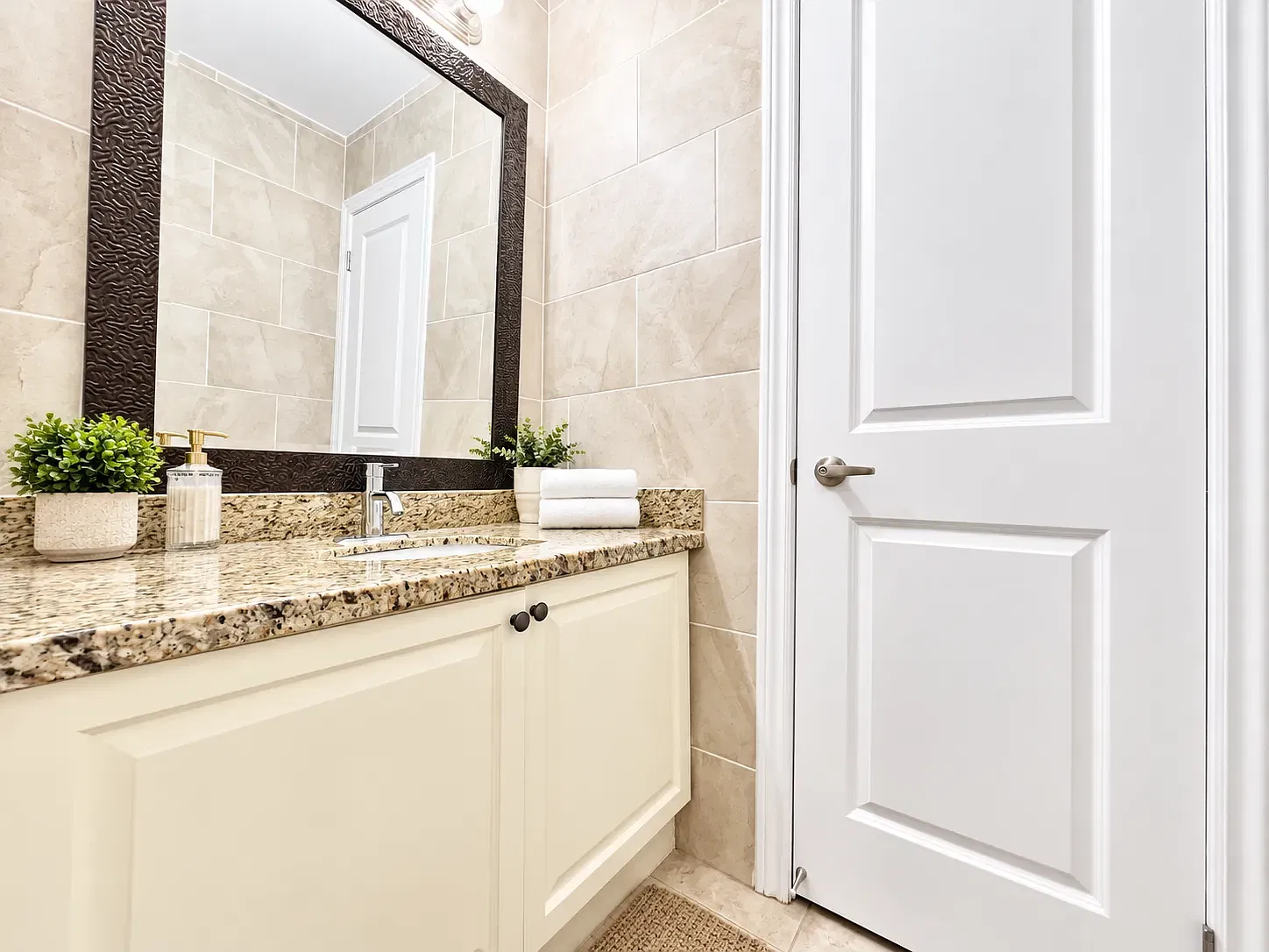 4 bed, 2.5 bath, 2500 sqft, $3,650 — Photo 4