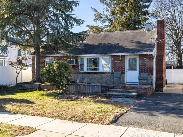 5 Gardner Avenue, Hicksville, NY 11801