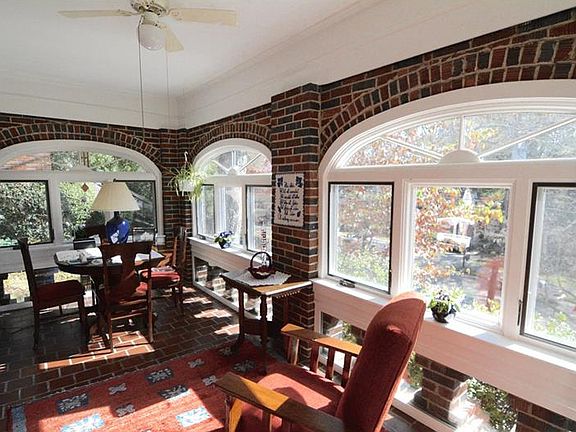 3rd image of 900 Glen Arden Way NE