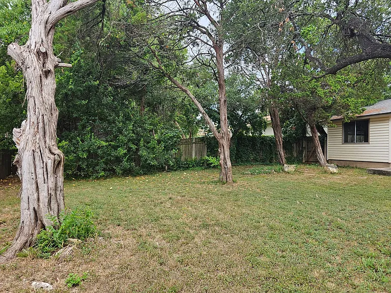 704 Chestnut Xing — Photo 31