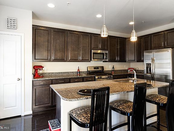 3rd image of 724 Rollins Ln