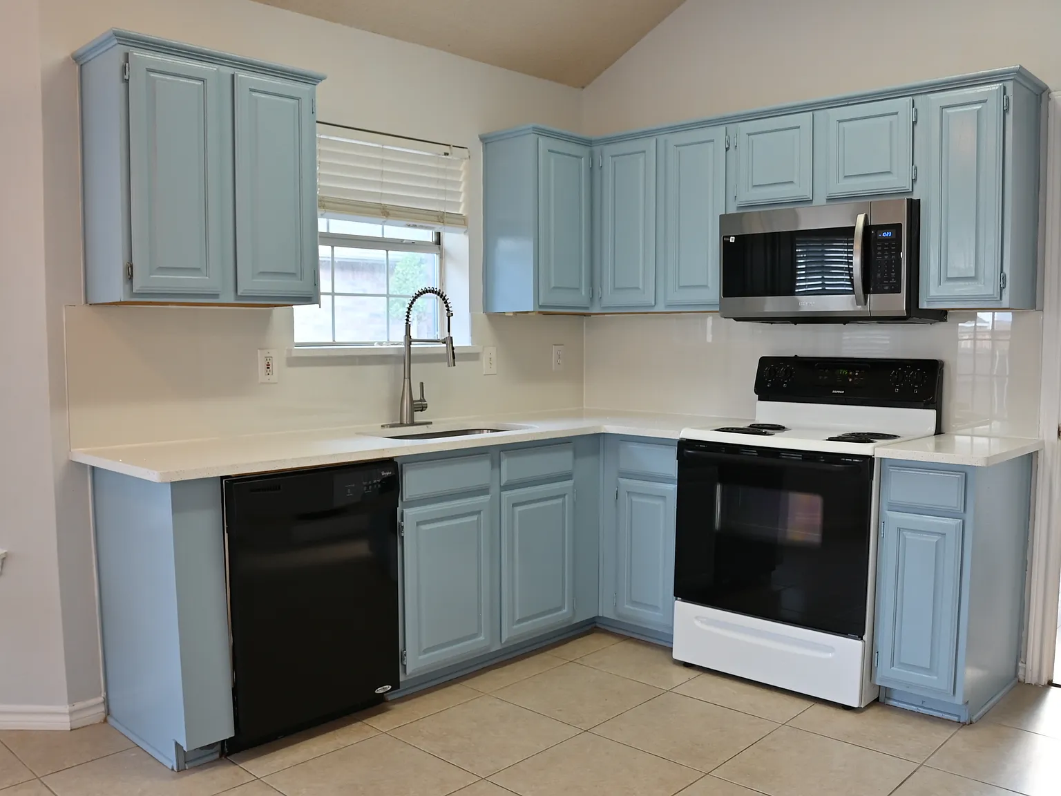 3 bed, 1772 sqft, $2,350 — Photo 3