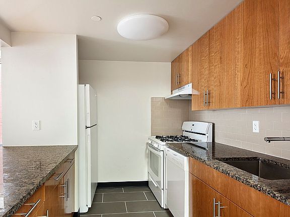 4th image of 324 Pleasant Ave APT 1B