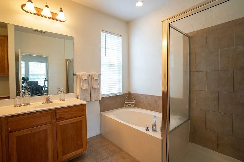 3 bed, 2.5 bath, 1400 sqft, $2,300 — Photo 3