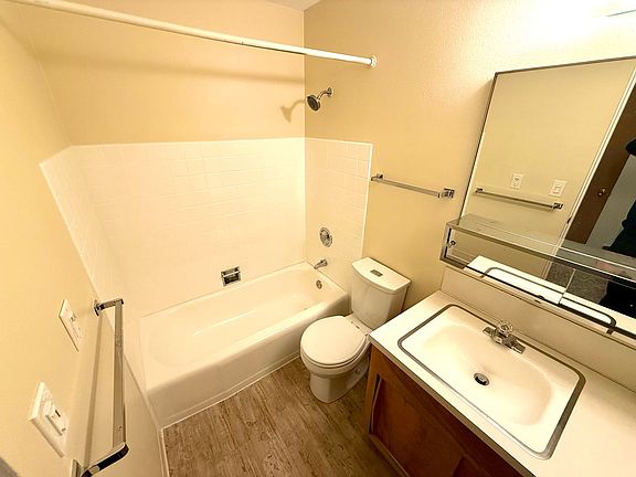5th image of 2334 W Plymouth St APT 1