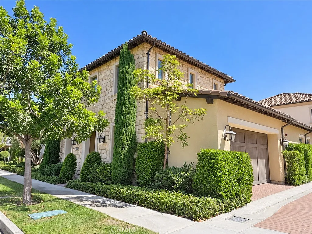 3 bed, 2.5 bath, 2180 sqft, $6,000 — Photo 2