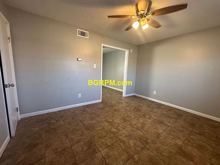 1099 W Elm St — Photo 37