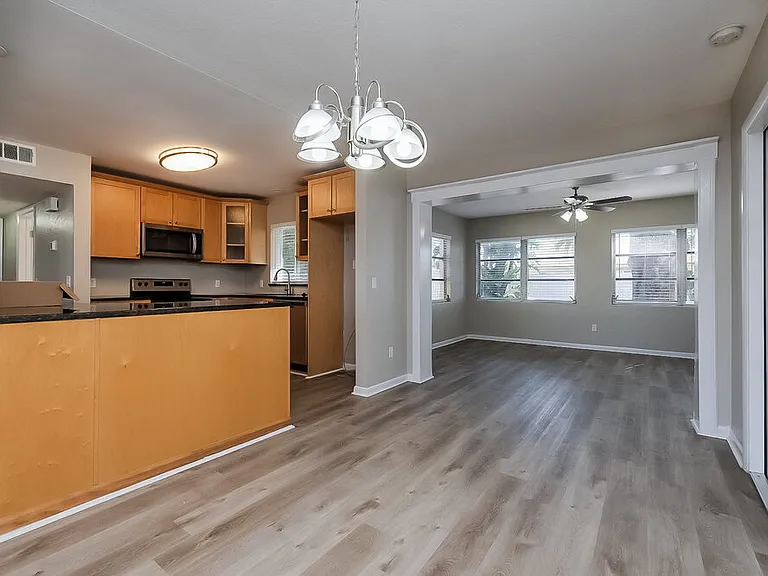 339 Regina Dr S — Photo 5