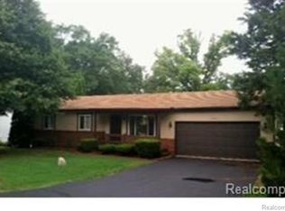 1220 Mallow St, Wolverine Lake, MI 48390