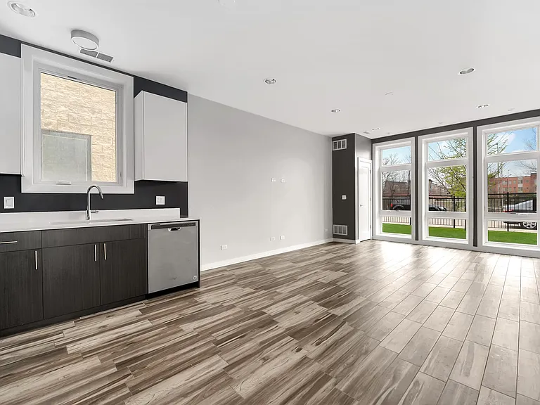 2545 W Congress Pkwy #1W — Photo 9