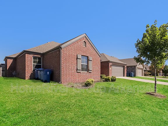 2nd image of 2404 Tupelo Ave