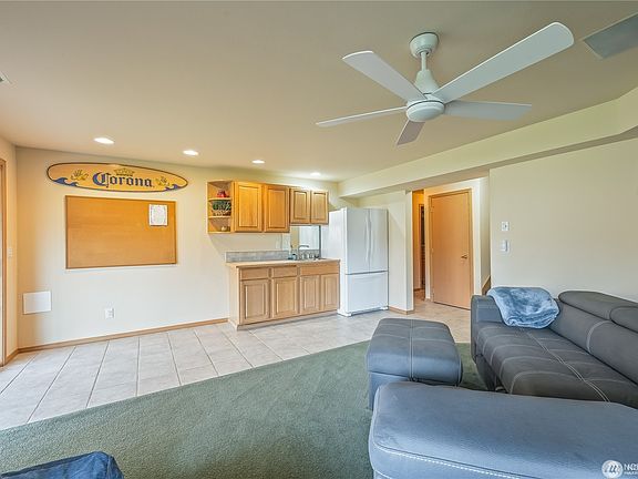 5th image of 345 Lakefront Dr