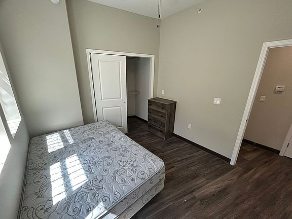 4th image of 302 E Clark St #B1