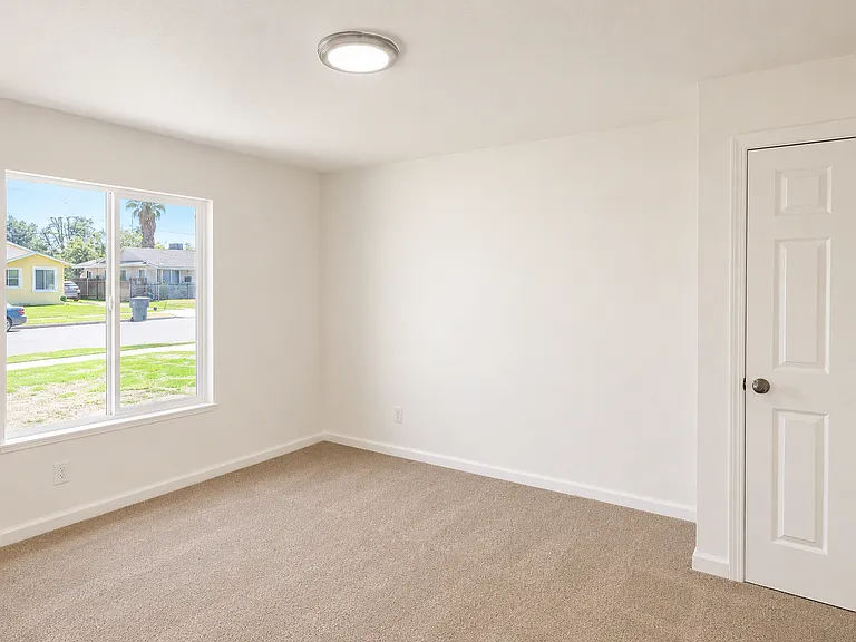 1021 E Cortland Ave — Photo 19