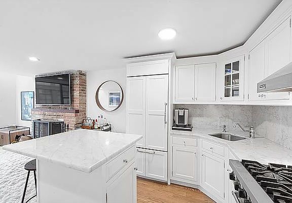 5th image of 838 Greenwich St Ph D
