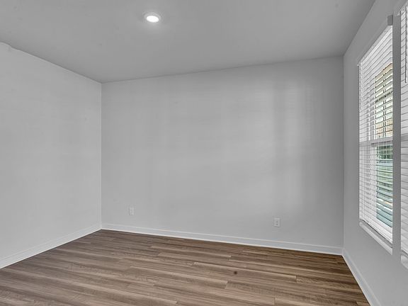 3rd image of 814 Nightingale Ave