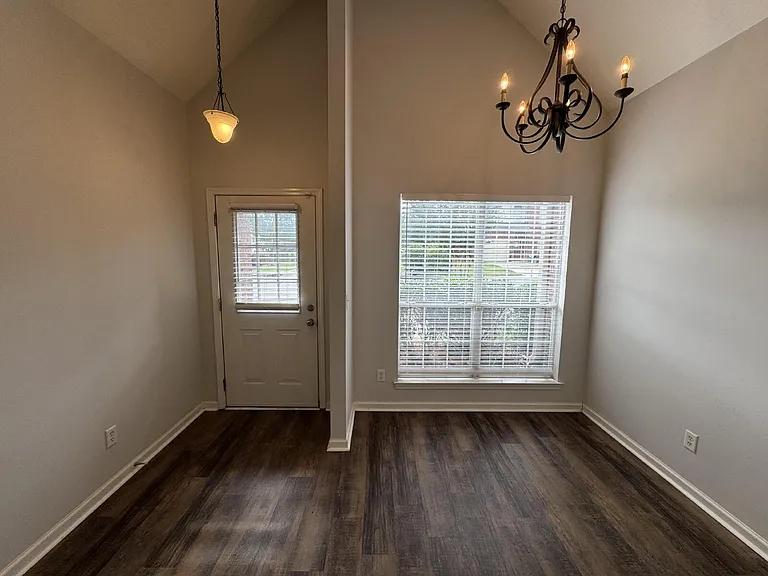 5901 Southwood Pkwy — Photo 2
