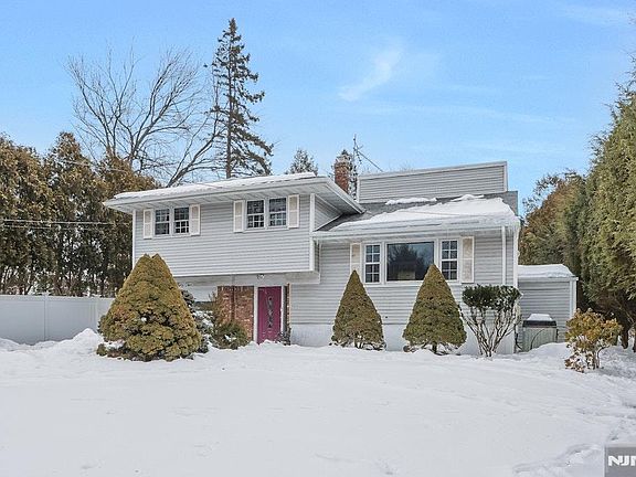 2nd image of 52 Deer Trail Rd