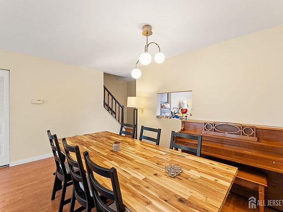 4th image of 373 Bromley Pl