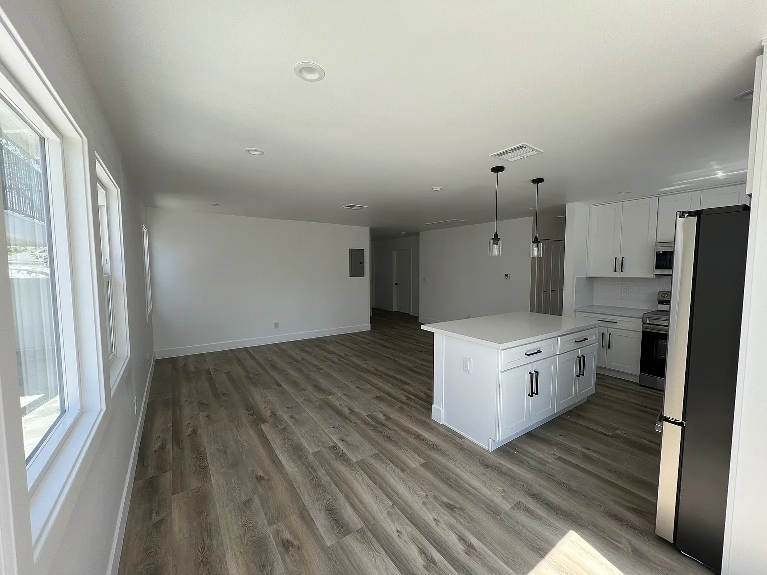 3 bed, 1320 sqft, $4,100 — Photo 2