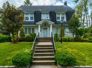 2 Carolina Rd, Douglaston, NY 11362