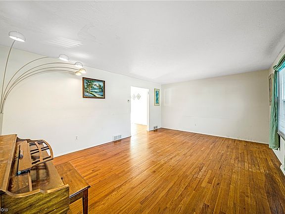 4th image of 33380 Coachman Ln
