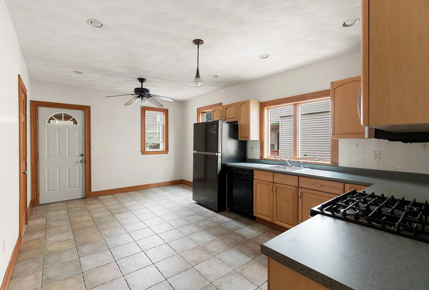 3 bed, 1150 sqft, $2,999 — Photo 2