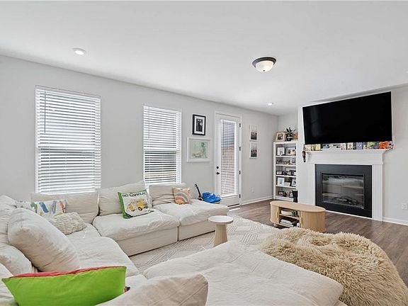 5th image of 383 Skylar Way SE