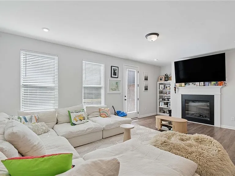383 Skylar Way SE — Photo 4