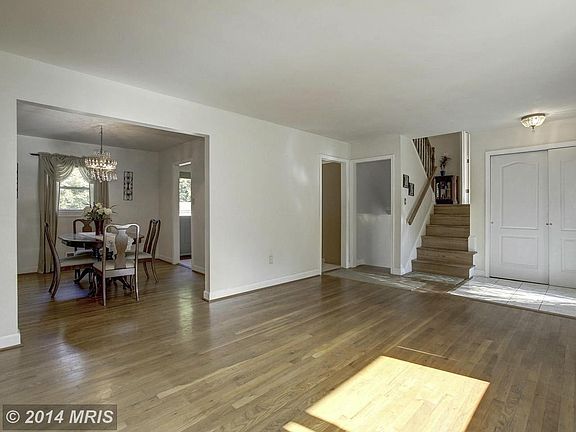 4th image of 4803 Camelot St